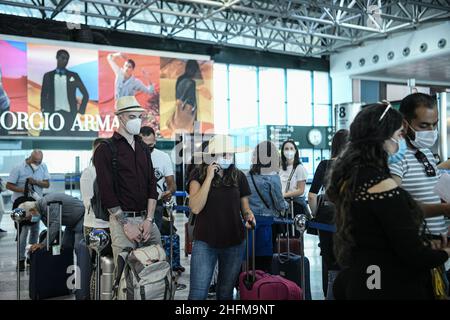 Foto Piero Cruciatti / Lapresse 15/06/2020 - Milano, Italia News Riapertura Aeroporto Malpensa terminal 1 Nella foto: Riapertura Aeroporto Malpensa terminal 1 Foto Piero Cruciatti / Lapresse 15/06/2020 - Milan, Italie News Malpensa Airport terminal 1 rouvre sur la photo:Les gens font la queue dans la zone d'enregistrement du terminal 1 de l'aéroport de Malpensa, qui a rouvert aujourd'hui après l'isolement du coronavirus Banque D'Images