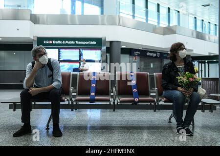 Foto Piero Cruciatti / Lapresse 15/06/2020 - Milano, Italia News Riapertura Aeroporto Malpensa terminal 1 Nella foto: Riapertura Aeroporto Malpensa terminal 1 Foto Piero Cruciatti / Lapresse 15/06/2020 - Milan, Italie News Malpensa Airport terminal 1 rouvre sur la photo:Deux hommes se saluent au terminal 1 de l'aéroport de Malpensa qui a rouvert aujourd'hui après le verrouillage du coronavirus Banque D'Images