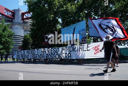 Lapresse - Spada 28 juin 2020 Milan ( Italie ) Sport Soccer A.C.Milan - saison 2019-2020 - série A Milan vs Roma sur le pic : le bus ac milan arrive au stade san siro et rend hommage à Pierino Prati Banque D'Images