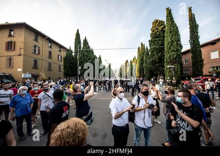 Claudio Furlan - Lapresse 28 juin 2020 Bergame (Italie) Actualités l'Italie honore son coronavirus mort avec un concert Requiem devant le cimetière de Bergame, l'une des provinces les plus touchées de l'épicentre unique de l'épidémie européenne.Les citoyens protestent devant le cimetière monumental de Bergame avant le concert Banque D'Images