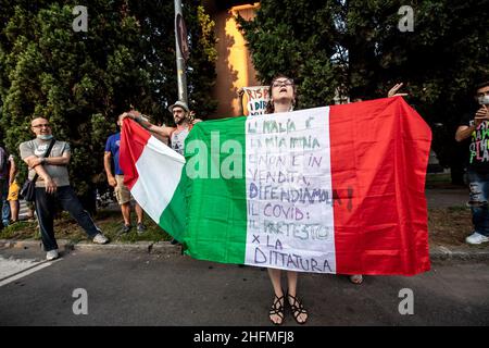 Claudio Furlan - Lapresse 28 juin 2020 Bergame (Italie) Actualités l'Italie honore son coronavirus mort avec un concert Requiem devant le cimetière de Bergame, l'une des provinces les plus touchées de l'épicentre unique de l'épidémie européenne.Les citoyens protestent devant le cimetière monumental de Bergame avant le concert Banque D'Images