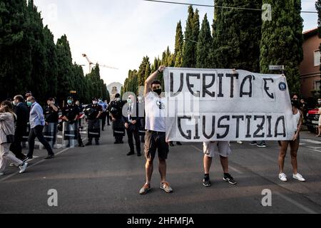 Claudio Furlan - Lapresse 28 juin 2020 Bergame (Italie) Actualités l'Italie honore son coronavirus mort avec un concert Requiem devant le cimetière de Bergame, l'une des provinces les plus touchées de l'épicentre unique de l'épidémie européenne.Les citoyens protestent devant le cimetière monumental de Bergame avant le concert Banque D'Images