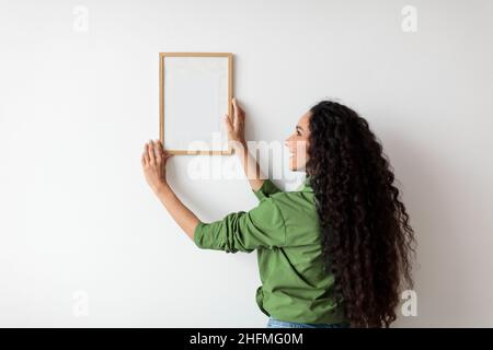 Une photo de dame suspendue dans un cadre sur un mur décorant la maison à l'intérieur Banque D'Images