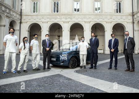 Roberto Monaldo / Lapresse 03-07-2020 Rome (Italie) Palais Chigi - Présentation de la nouvelle Fiat électrique 500 au Premier ministre Giuseppe Conte dans le pic Giuseppe Conte, John Elkann, Oliver François, Pietro Gorlier Banque D'Images