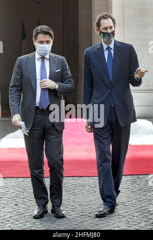 Roberto Monaldo / Lapresse 03-07-2020 Rome (Italie) Palais Chigi - Présentation de la nouvelle Fiat électrique 500 au Premier ministre Giuseppe Conte dans le pic Giuseppe Conte, John Elkann Banque D'Images