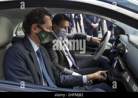 Roberto Monaldo / Lapresse 03-07-2020 Rome (Italie) Palais Chigi - Présentation de la nouvelle Fiat électrique 500 au Premier ministre Giuseppe Conte dans le pic John Elkann, Giuseppe Conte Banque D'Images