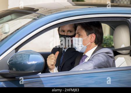 Roberto Monaldo / Lapresse 03-07-2020 Rome (Italie) Palais Chigi - Présentation de la nouvelle Fiat électrique 500 au Premier ministre Giuseppe Conte dans le pic John Elkann, Giuseppe Conte Banque D'Images