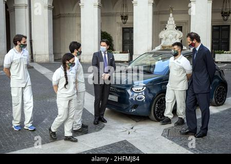 Roberto Monaldo / Lapresse 03-07-2020 Rome (Italie) Palais Chigi - Présentation de la nouvelle Fiat électrique 500 au Premier ministre Giuseppe Conte dans le pic Giuseppe Conte, John Elkann Banque D'Images