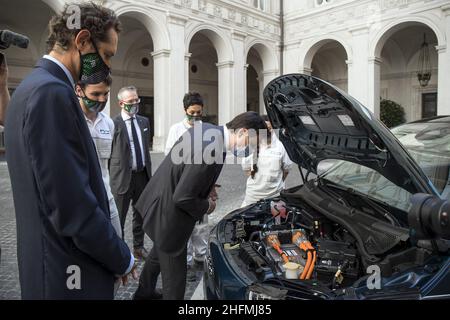 Roberto Monaldo / Lapresse 03-07-2020 Rome (Italie) Palais Chigi - Présentation de la nouvelle Fiat électrique 500 au Premier ministre Giuseppe Conte dans le pic John Elkann, Giuseppe Conte Banque D'Images