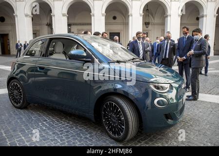 Roberto Monaldo / Lapresse 03-07-2020 Rome (Italie) Palais Chigi - Présentation de la nouvelle Fiat électrique 500 au Premier ministre Giuseppe Conte sur le pic Oliver François, Pietro Gorlier, John Elkann, Giuseppe Conte Banque D'Images