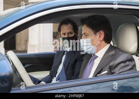 Roberto Monaldo / Lapresse 03-07-2020 Rome (Italie) Palais Chigi - Présentation de la nouvelle Fiat électrique 500 au Premier ministre Giuseppe Conte dans le pic John Elkann, Giuseppe Conte Banque D'Images