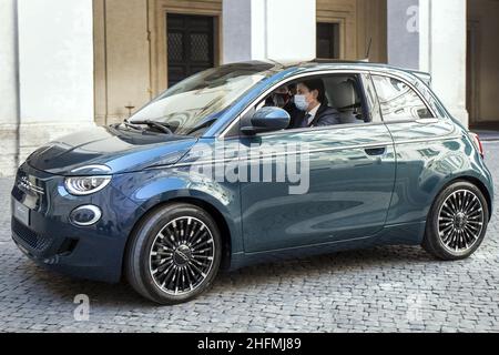 Roberto Monaldo / Lapresse 03-07-2020 Rome (Italie) Palais Chigi - Présentation de la nouvelle Fiat électrique 500 au Premier ministre Giuseppe Conte dans le pic John Elkann, Giuseppe Conte Banque D'Images