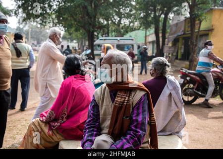 East Singhbhum, Inde.17th janvier 2022.Groupe d'âge de 60 ans prenant une dose préventive de COVID-19 dans le district de Singhbhum est de Jharkhhand.La dose de précaution ne peut être prise qu'après 9 mois, soit 39 semaines à compter de la date d'administration de 2nd doses.La « dose de précaution » a été annoncée par le Premier ministre Narendra Modi le mois dernier, alors que les demandes de doses de rappel continuaient à se faire au vu de la menace d'Omicron.(Photo de Rohit Shaw/Pacific Press) Credit: Pacific Press Media production Corp./Alay Live News Banque D'Images