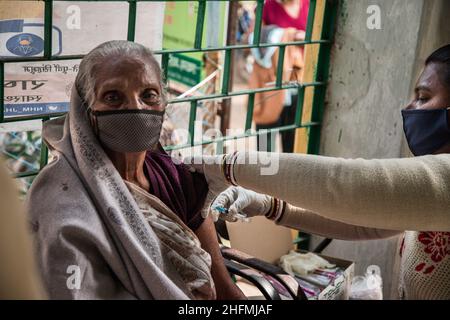 East Singhbhum, Inde.17th janvier 2022.Groupe d'âge de 60 ans prenant une dose préventive de COVID-19 dans le district de Singhbhum est de Jharkhhand.La dose de précaution ne peut être prise qu'après 9 mois, soit 39 semaines à compter de la date d'administration de 2nd doses.La « dose de précaution » a été annoncée par le Premier ministre Narendra Modi le mois dernier, alors que les demandes de doses de rappel continuaient à se faire au vu de la menace d'Omicron.(Photo de Rohit Shaw/Pacific Press) Credit: Pacific Press Media production Corp./Alay Live News Banque D'Images