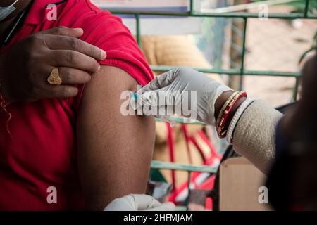 East Singhbhum, Inde.17th janvier 2022.Groupe d'âge de 60 ans prenant une dose préventive de COVID-19 dans le district de Singhbhum est de Jharkhhand.La dose de précaution ne peut être prise qu'après 9 mois, soit 39 semaines à compter de la date d'administration de 2nd doses.La « dose de précaution » a été annoncée par le Premier ministre Narendra Modi le mois dernier, alors que les demandes de doses de rappel continuaient à se faire au vu de la menace d'Omicron.(Photo de Rohit Shaw/Pacific Press) Credit: Pacific Press Media production Corp./Alay Live News Banque D'Images