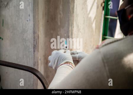 East Singhbhum, Jharkhhand, Inde.17th janvier 2022.Groupe d'âge de 60 ans prenant une dose préventive de COVID-19 dans le district de Singhbhum est de Jharkhhand.La dose de précaution ne peut être prise qu'après 9 mois, soit 39 semaines à compter de la date d'administration de 2nd doses.La « dose de précaution » a été annoncée le mois dernier par le Premier ministre Narendra Modi, alors que les demandes de doses de rappel continuaient à se faire entendre en raison de la menace d'Omicron.(Image de crédit : © Rohit Shaw/Pacific Press via ZUMA Press Wire) Banque D'Images