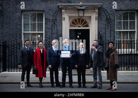 LONDRES, Royaume-Uni 17th janvier 2022.Pétition portant 360 000 signatures contre les passeports vaccinaux remis au 10 Downing Street par le député Steve Baker, la présentatrice à la télévision Tonia Buxton, le Dr Ahmed Malik, Politican Adam Brooks, le radiodiffuseur Richard Taylor, le signataire Dinah Glover et le cofondateur de Together Declaration Alan Miller Banque D'Images