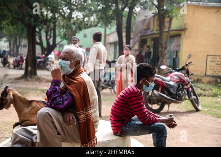 East Singhbhum, Jharkhhand, Inde.17th janvier 2022.Groupe d'âge de 60 ans prenant une dose préventive de COVID-19 dans le district de Singhbhum est de Jharkhhand.La dose de précaution ne peut être prise qu'après 9 mois, soit 39 semaines à compter de la date d'administration de 2nd doses.La « dose de précaution » a été annoncée le mois dernier par le Premier ministre Narendra Modi, alors que les demandes de doses de rappel continuaient à se faire entendre en raison de la menace d'Omicron.(Image de crédit : © Rohit Shaw/Pacific Press via ZUMA Press Wire) Banque D'Images