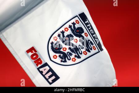 Photo du dossier datée du 12-11-2020 d'un drapeau d'angle de la marque FA et de l'Angleterre lors de l'amicale internationale au stade Wembley, Londres.L'Angleterre affrontera la Suisse dans un Wembley amical le 26 mars lors de leur premier match de l'année 2022 de la coupe du monde.Date de publication : lundi 17 janvier 2022. Banque D'Images