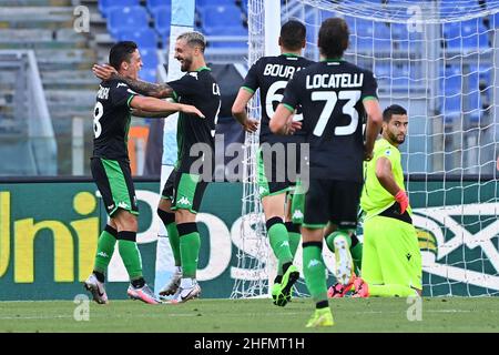 Alfredo Falcone - Lapresse 11/07/2020 Roma (Italie) Sport Soccer Lazio - Sassuolo Italian football Championship League A Tim 2019 2020 - Olimpico Stadium of Roma in the pic: Giacomo Raspadori et Francesco Caputo fête après les partitions Banque D'Images