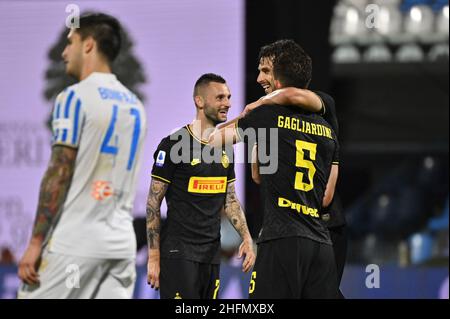 Massimo Paolone/Lapresse 16 juillet 2020 Ferrara, Italie sport football SPAL vs Inter - Italien football Championship League A TIM 2019/2020 - Paolo Mazza stade dans le pic: Roberto Gagliardini (FC Internazionale Milano) fête avec Andrea Ranocchia (FC Internazionale Milano) après avoir obtenu le but 0-4 Banque D'Images