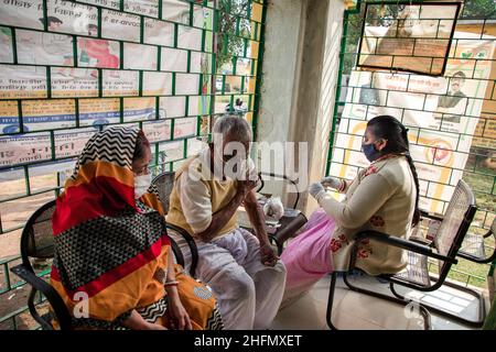 East Singhbhum, Jharkhhand, Inde.17th janvier 2022.Groupe d'âge de 60 ans prenant une dose préventive de COVID-19 dans le district de Singhbhum est de Jharkhhand.La dose de précaution ne peut être prise qu'après 9 mois, soit 39 semaines à compter de la date d'administration de 2nd doses.La « dose de précaution » a été annoncée le mois dernier par le Premier ministre Narendra Modi, alors que les demandes de doses de rappel continuaient à se faire entendre en raison de la menace d'Omicron.(Image de crédit : © Rohit Shaw/Pacific Press via ZUMA Press Wire) Banque D'Images