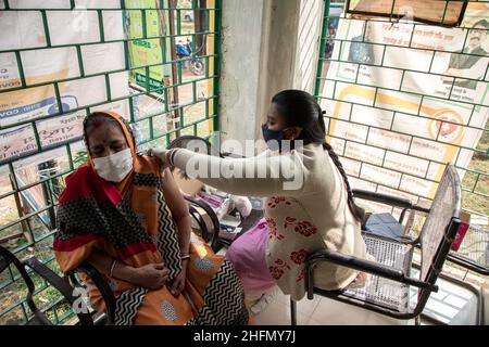 East Singhbhum, Jharkhhand, Inde.17th janvier 2022.Groupe d'âge de 60 ans prenant une dose préventive de COVID-19 dans le district de Singhbhum est de Jharkhhand.La dose de précaution ne peut être prise qu'après 9 mois, soit 39 semaines à compter de la date d'administration de 2nd doses.La « dose de précaution » a été annoncée le mois dernier par le Premier ministre Narendra Modi, alors que les demandes de doses de rappel continuaient à se faire entendre en raison de la menace d'Omicron.(Image de crédit : © Rohit Shaw/Pacific Press via ZUMA Press Wire) Banque D'Images