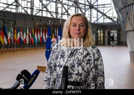 Le ministre néerlandais des Finances, Sigrid Kaag, a fait une déclaration à la presse avant la réunion des ministres des Finances de l'Eurogroupe à Bruxelles, en Belgique.17th janvier 2022.Crédit: ALEXANDROS MICHAILIDIS/Alamy Live News Banque D'Images