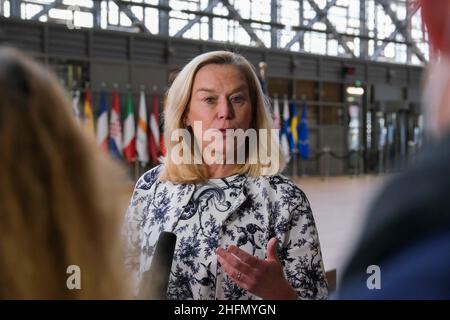 Le ministre néerlandais des Finances, Sigrid Kaag, a fait une déclaration à la presse avant la réunion des ministres des Finances de l'Eurogroupe à Bruxelles, en Belgique.17th janvier 2022.Crédit: ALEXANDROS MICHAILIDIS/Alamy Live News Banque D'Images