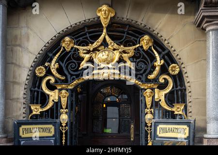 Décoration or ornée au-dessus de l'entrée du pub Philharmonic de Liverpool Banque D'Images