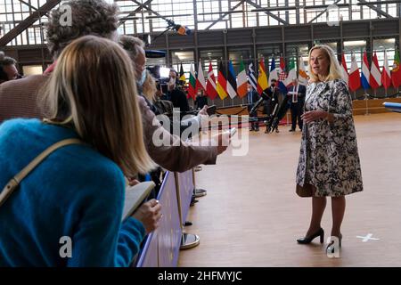 Le ministre néerlandais des Finances, Sigrid Kaag, a fait une déclaration à la presse avant la réunion des ministres des Finances de l'Eurogroupe à Bruxelles, en Belgique.17th janvier 2022.Crédit: ALEXANDROS MICHAILIDIS/Alamy Live News Banque D'Images