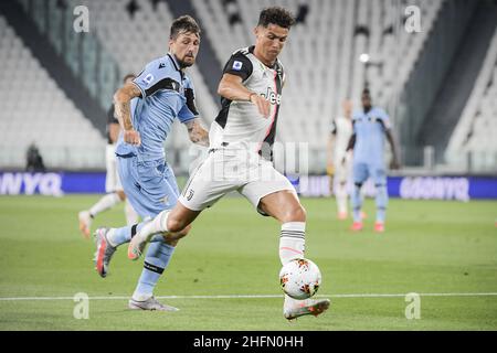 Marco Alpozzi/Lapresse 20 juillet 2020 Milano, Italie football sportif Juventus vs Lazio - Ligue italienne de football A TIM 2019/2020 - Stade Allianz dans le pic: Francesco Acerbi (S.S.Lazio); Cristiano Ronaldo (Juventus F.C.); Banque D'Images