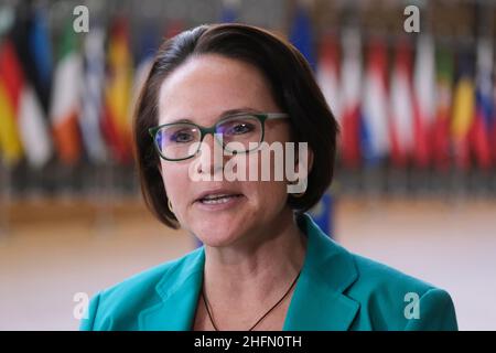 Bruxelles, Belgique.17th janvier 2022.Le ministre des Finances luxembourgeois Yuriko Backes répond aux journalistes en marge d'une réunion de l'Eurogroupe au siège de l'UE à Bruxelles le 17 janvier 2022.Crédit: ALEXANDROS MICHAILIDIS/Alamy Live News Banque D'Images