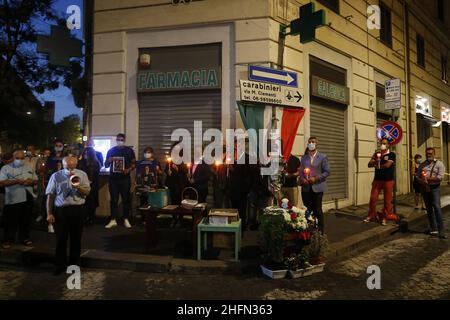 Cecilia Fabiano/Lapresse 24 juillet 2020 Rome (Italie) News &#xab;ne pas oublier Mario&#xbb; procession au flambeau dans la via Pietro Cosa où la carabinière Mario Cerciello Rega a été tuée dans le pic : personnes à la cérémonie Banque D'Images