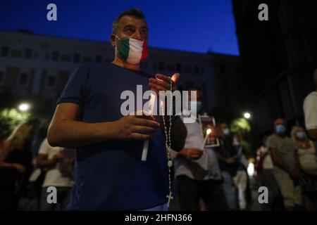 Cecilia Fabiano/Lapresse 24 juillet 2020 Rome (Italie) News &#xab;ne pas oublier Mario&#xbb; procession au flambeau dans la via Pietro Cosa où la carabinière Mario Cerciello Rega a été tuée dans le pic : personnes à la cérémonie Banque D'Images