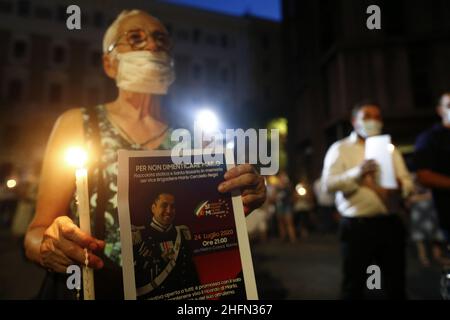 Cecilia Fabiano/Lapresse 24 juillet 2020 Rome (Italie) News &#xab;ne pas oublier Mario&#xbb; procession au flambeau dans la via Pietro Cosa où la carabinière Mario Cerciello Rega a été tuée dans le pic : personnes à la cérémonie Banque D'Images