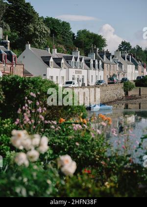 Le paysage de jardin de microclimat tempéré d'été de Plockton et Loch Carron à Lochalsh, Wester Ross, West Highlands Scotland, Royaume-Uni Banque D'Images