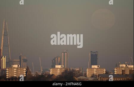 Londres, Royaume-Uni.17 janvier 2022.La Lune des loups, également connue sous le nom de lune froide, s'élève au-dessus de Londres dans un après-midi froid et brumeux dans la capitale.Crédit : Malcolm Park/Alay Live News Banque D'Images