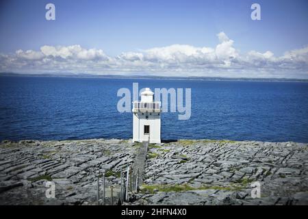 Horizon.Un phare sur la côte de l'Irlande Banque D'Images