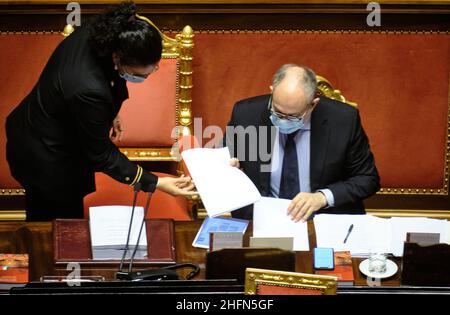 Mauro Scrobogna /Lapresse 29 juillet 2020 et#xA0; Rome, Italie Sénat politique - mesures d'écart budgétaire sur la photo: le ministre de l'économie Roberto Gualtieri Banque D'Images