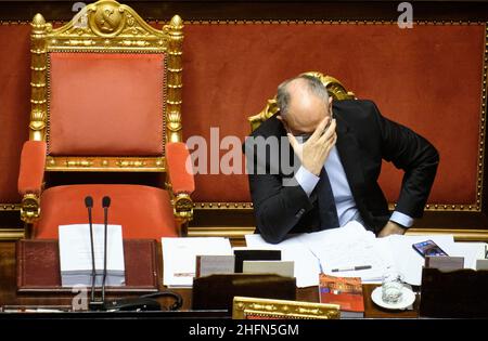 Mauro Scrobogna /Lapresse 29 juillet 2020 et#xA0; Rome, Italie Sénat politique - mesures d'écart budgétaire sur la photo: le ministre de l'économie Roberto Gualtieri Banque D'Images