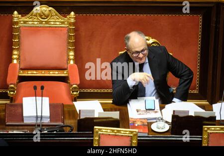 Mauro Scrobogna /Lapresse 29 juillet 2020 et#xA0; Rome, Italie Sénat politique - mesures d'écart budgétaire sur la photo: le ministre de l'économie Roberto Gualtieri Banque D'Images