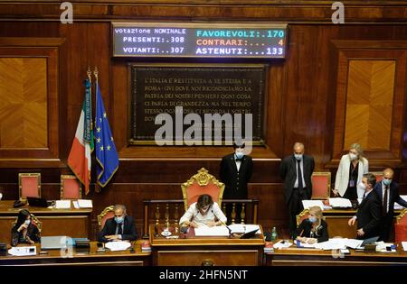 Mauro Scrobogna /Lapresse 29 juillet 2020 et#xA0; Rome, Italie Sénat politique - mesures d'écart budgétaire sur la photo: Résultats du vote d'approbation Banque D'Images