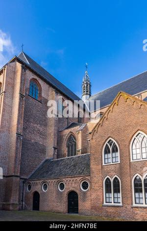 Grand chrouch en face du ciel de bue dans la ville de Hardewijk, Gelderland aux pays-Bas Banque D'Images