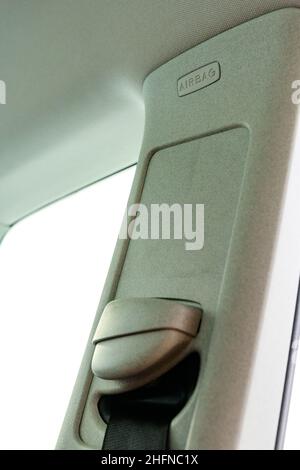 airbag dans l'habitacle de la voiture près de la ceinture de sécurité, intérieur de la voiture blanc. Banque D'Images