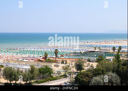 Lapresse - Massimo Paolone 14 août 2020, Rimini (Italie) 2020 saison de baignade en Romagne avec les installations d'hébergement organisées pour l'urgence du coronavirus Covid 19 dans le pic: Le front de mer de Rimini Banque D'Images