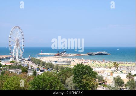 Lapresse - Massimo Paolone 14 août 2020, Rimini (Italie) 2020 saison de baignade en Romagne avec les installations d'hébergement organisées pour l'urgence du coronavirus Covid 19 dans le pic: Le front de mer de Rimini Banque D'Images