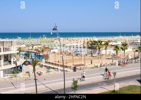 Lapresse - Massimo Paolone 14 août 2020, Rimini (Italie) 2020 saison de baignade en Romagne avec les installations d'hébergement organisées pour l'urgence du coronavirus Covid 19 dans le pic: Le front de mer de Rimini Banque D'Images