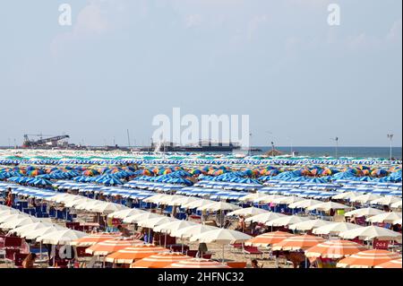 Lapresse - Massimo Paolone 14 août 2020, Rimini (Italie) 2020 saison de baignade en Romagne avec les installations d'hébergement organisées pour l'urgence du coronavirus Covid 19 dans le pic: Le front de mer de Rimini Banque D'Images