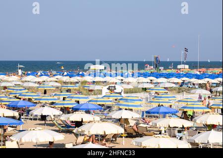 Lapresse - Massimo Paolone 14 août 2020, Rimini (Italie) 2020 saison de baignade en Romagne avec les installations d'hébergement organisées pour l'urgence du coronavirus Covid 19 dans le pic: Le front de mer de Rimini Banque D'Images